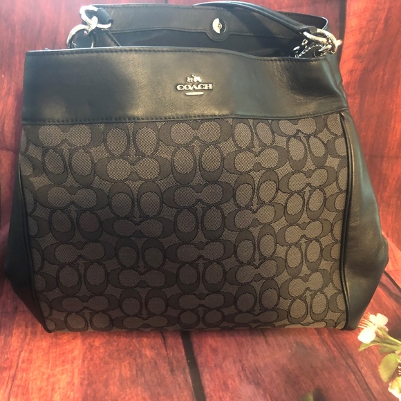 Coach Handbags - NWOT Coach Lexy Shoulder Bag  Outline Signature